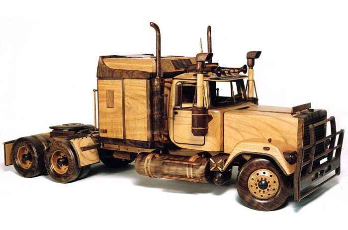 Wooden toy camion pickup