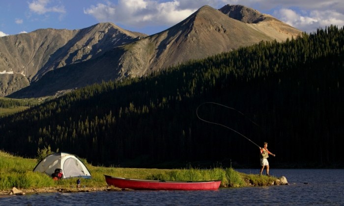 What lakes in rocky mountains can you kayak in