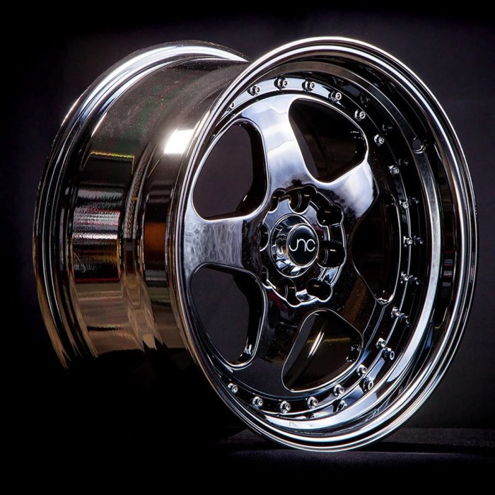 Wheels black and chrome