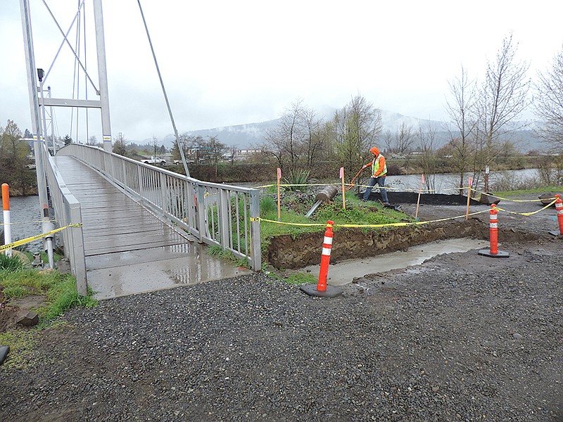 Hood river bridge closure