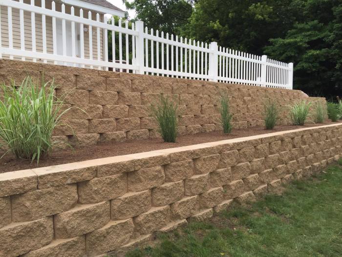 Building a retaining wall in concrete vs apvers