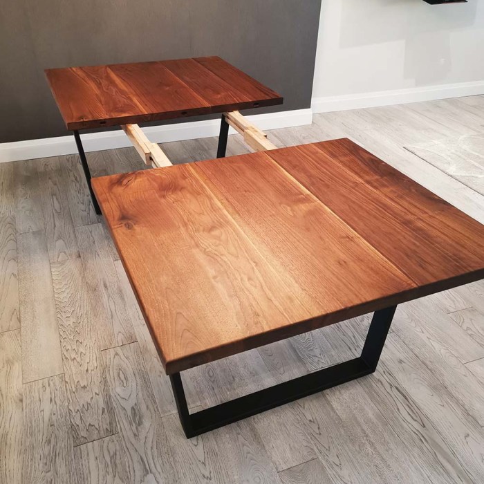 Solid wood extendable table