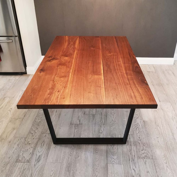 Extendable wood dining table