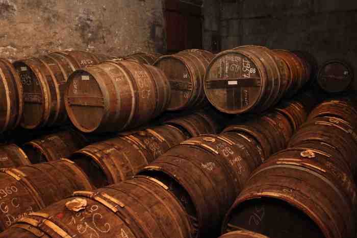 Cognac casks barrel cask barrels brandy limousin cellar matured trick cognacton