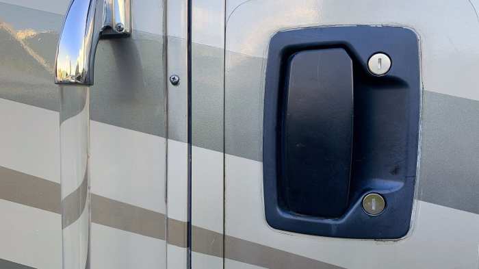 Door screen latch handle rv