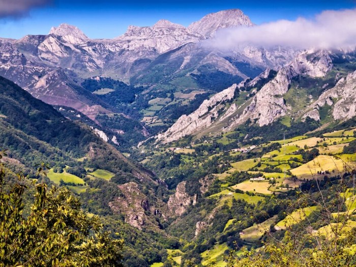 Mountains cantabrian spain europa peaks northern village britannica sotres place