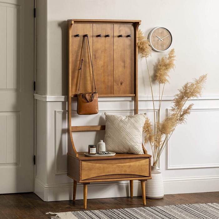 Hall Tree Bench with Natural Wood Finish: A Warm and Inviting Look